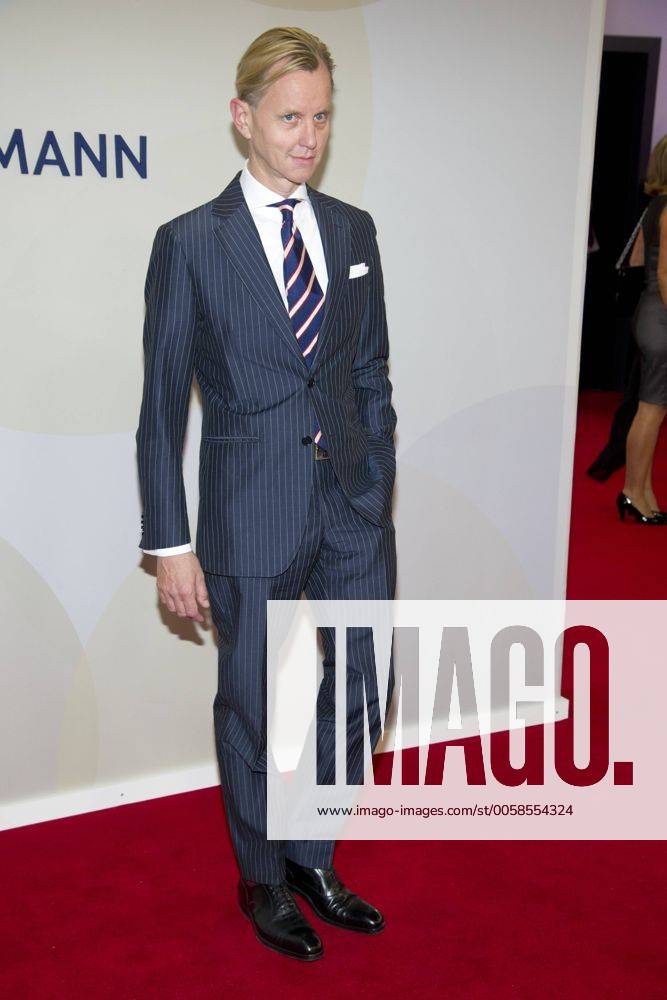 Max RAABE, Sänger, Roter Teppich, Red Carpet Show, Bertelsmann Party 2012 der Bertelsmann AG in Berlin, Deutschland am 27.09.2012.