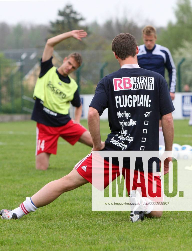 NOFV Oberliga VfL Halle 96 (Saale blau) vs. RasenBallsport Leipzig (RB weiß) 0:2 (0:0) Schon bei der Erwärmung vor Anpfiff präsentierten sich die RBL Spieler in ihren Aufstiegstrikots. In ihrem Flugplan ist die Oberliga abgehakt. Im Foto, vorn: Patrick Bick