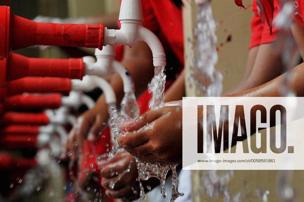 (121015) -- JAKARTA, Oct. 15, 2012 (Xinhua) -- Pupils wash their hands during the Global Handwashing Day in Jakarta, Indonesia, Oct. 15, 2012. (Xinhua Agung Kuncahya B.) INDONESIA-JAKARTA-GLOBAL HANDWASHING DAY