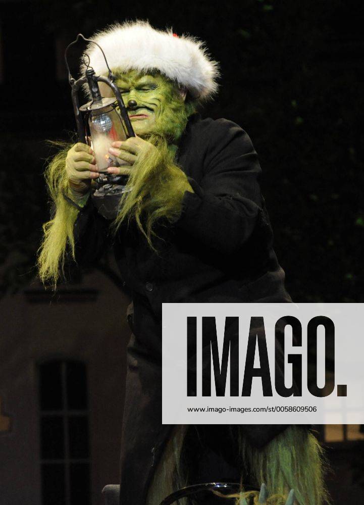 Die Oper Aladin und die Wunderlampe , fotografiert am Donnerstag (18.10.2012) im Saarländischen Staatstheater in Saarbrücken. Im Bild: Hartmut Welker in der Rolle des Grinch.