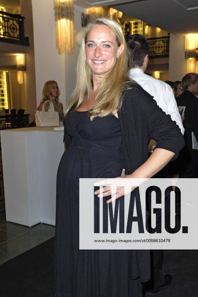 Premiere der neuen Friedrichstadt-Palast Revue SHOW ME. Berlin 18.10.2012 Eva Mona Rodekirchen. Premiere der neuen Revue SHOW ME im Friedrichstadt-Palast. Berlin 18.10.2012 Foto:xT.xJaegerx xFuturexImage