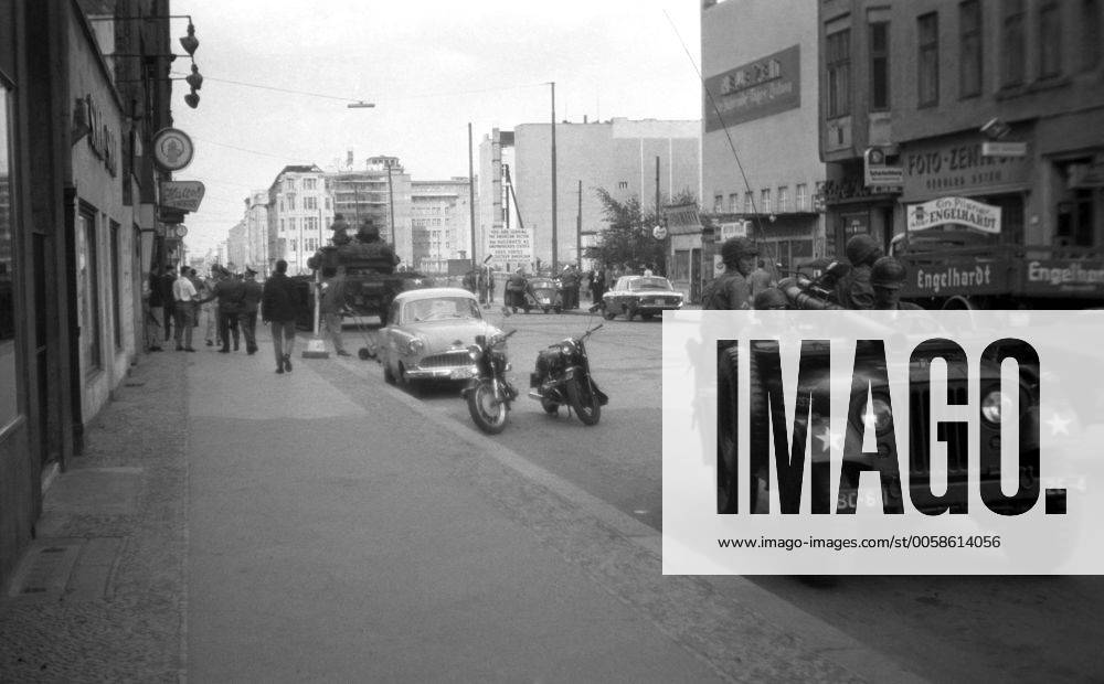 Kalter Krieg - um den 27. Oktober 1961 stehen sich am Grenzkontrollpunkt Checkpoint Charlie in der Berliner Friedrichstrasse amerikanische und russische Soldaten gegenüber Aufnahmedatum geschätzt snapshot-photography HansxSeeliger