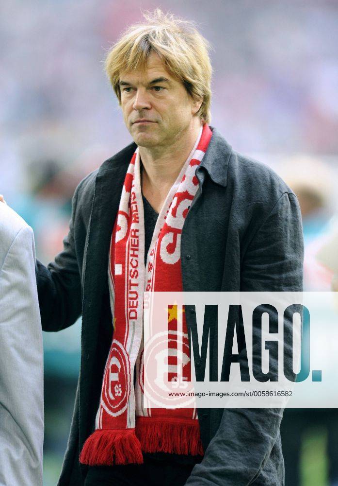 Fussball-Bundesliga, Deutschland, Herren, Saison 2012 2013, 8. Spieltag, ESPRIT-Arena Düsseldorf: Fortuna Düsseldorf (rot) - FC Bayern München (weiss) 0:5; Sänger Campino von den Toten Hosen mit Fortuna Fanschal.