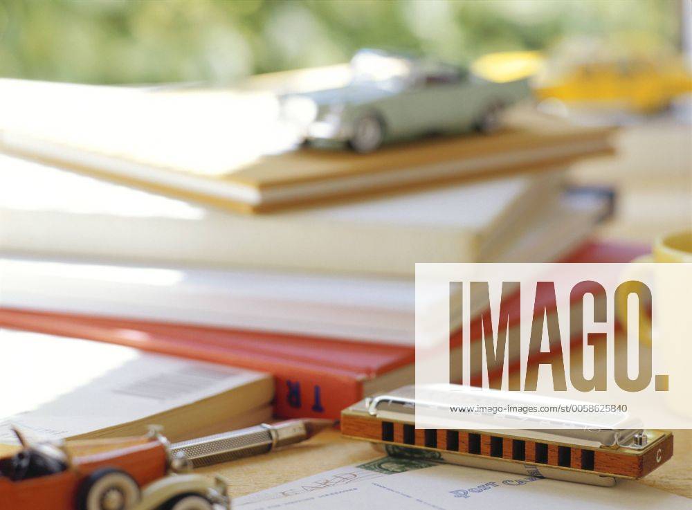 Mundharmonika neben Büchern - Symbolfoto (bhja0002132)