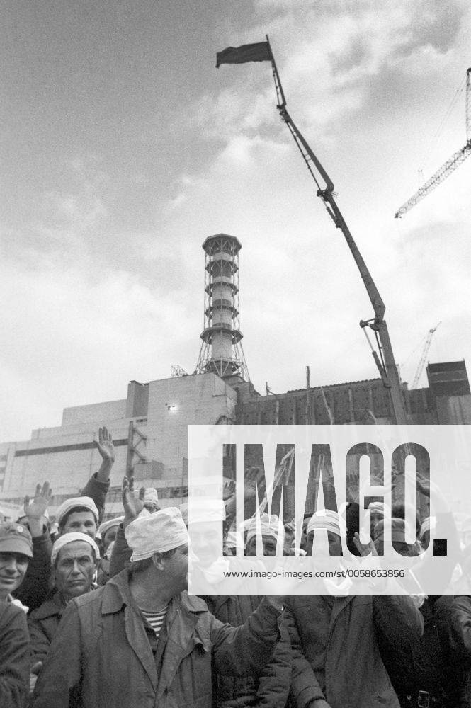 Slavutich. Ukrainian SSR. USSR. Workers of construction association 605 gathered at the meeting to celebrate the end of a construction phase of the Chernobyl Nuclear Power Plant sarcophagus over Reactor 4 of the Chernobyl Nuclear-Power Plant. TASS_1473081