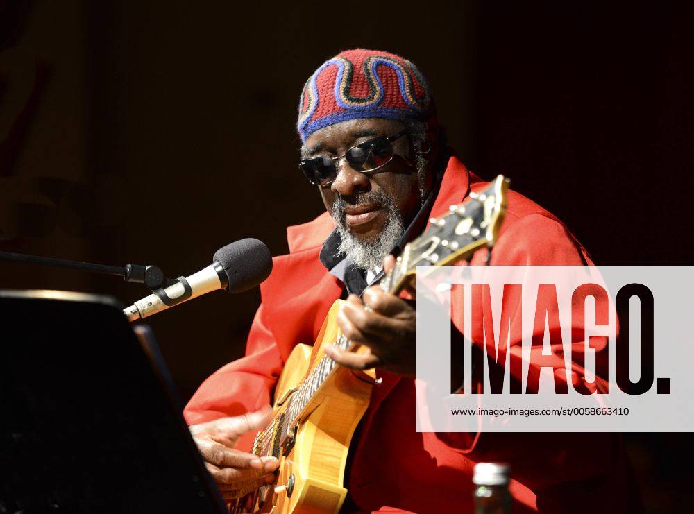 Solokonzert des James Blood Ulmer im Rahmen des 17. Salzburger Jazzhebstes 2012 in der Stiegl Brauwelt in Salzburg - Soulgitarrist James Blood Ulmer 2012 - Solokonzert des James Blood Ulmer im Rahmen des 17. Salzburger Jazzhebstes 2012 in der Stiegl Brauwelt in Salzburg - Soulgitarrist James Blood Ulmer