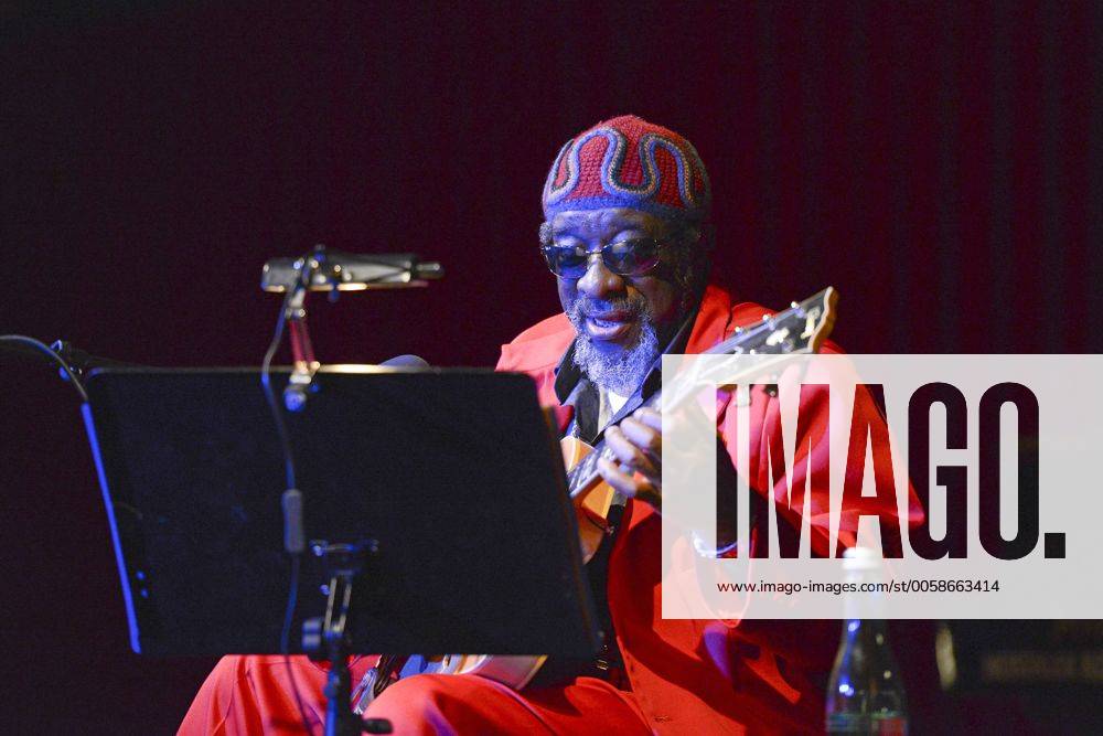 Solokonzert des James Blood Ulmer im Rahmen des 17. Salzburger Jazzhebstes 2012 in der Stiegl Brauwelt in Salzburg - Soulgitarrist James Blood Ulmer 2012 - Solokonzert des James Blood Ulmer im Rahmen des 17. Salzburger Jazzhebstes 2012 in der Stiegl Brauwelt in Salzburg - Soulgitarrist James Blood Ulmer