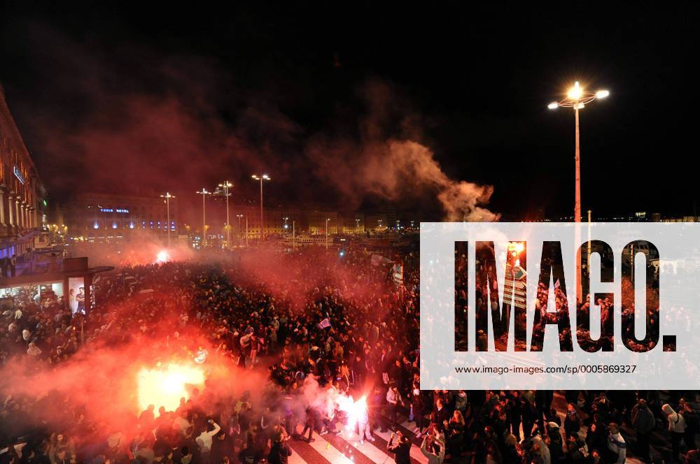 Fans von Olympique Marseille feiern die französische Meisterschaft - JBAutissier - o0 Fan Zuschauer Totale Freude Jubel Masse Bengalfeuer