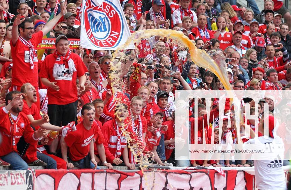 Holger Badstuber (FCB 28) schuettet Bier zu den Fans - Fussball 1. Bundesliga , Olympiastadion Berlin, am 08.05.2010 - FC BAYERN MUENCHEN o00 Kurios Komik