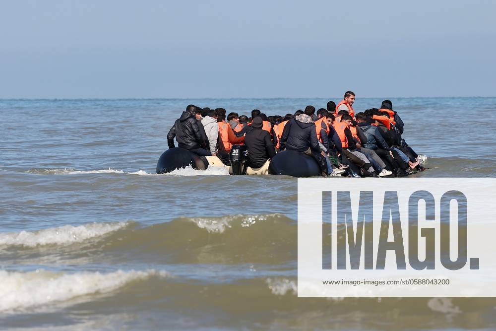 Frankreich, Boot mit Geflüchteten versucht über den Ärmelkanal nach Großbritannien zu gelangen Depart Migrants Sangatte PHOTOPQR VOIX DU NORD Marc Demeure 21 06 2024 Sangatte le 21 06 2024 Departure de migrants a bord dun semi rigide en plein jour sur la plage de Sangatte Photo MARC DEMEURE La Voix Du Nord Sangatte, June 21, 2024 Departure of migrants aboard a rigid inflatable boat in broad daylight on the beach of Sangatte 1 France