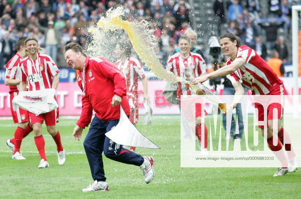 FC Bayern ist Deutscher Meister 2009 2010 - Trainer Louis VAN GAAL fluechtet vor der Bierdusche von Daniel VAN BUYTEN o0 Bier, Weißbier, kurios, komik, Paulaner, Wirtschaft
