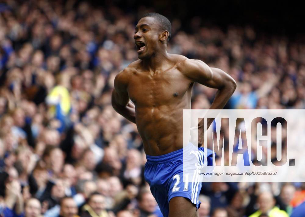 Football - Premier League - Chelsea FC London vs. Wigan Athletic: Chelsea s Salomon Kalou celebrates Chelsea 3rd Goal at Stamford Bridge o0 Jubel Freude nackt
