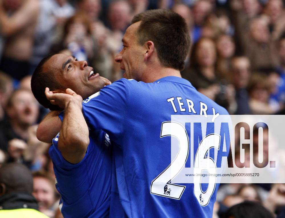 Football - Premier League - Chelsea FC London vs. Wigan Athletic: Chelsea s Ashley Cole l. celebrates with Chelsea s John Terry at Stamford Bridge o0 Jubel Freude
