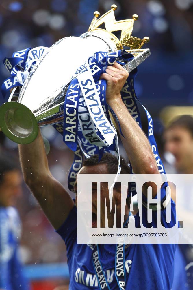 Football - Premier League - Chelsea FC London vs. Wigan Athletic: Chelsea s John Terry with Trophy at Stamford Bridge o0 Jubel Freude Pokal Trophäe Objekt o00 Einzelbild