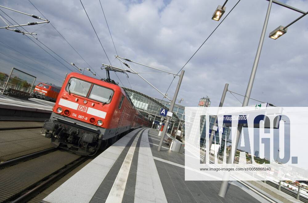 Hauptbahnhof Berlin DEU, Berlin, 26.05.2006 Lokomotive eines Regionalzuges der Deutschen Bundesbahn DB bei der Durchfahrt im Hauptbahnhof am Tag der Eroeffnung der feierlichen Eroeffnung des Hauptbahnhofes. Im Hintergrund die Stahlkonstruktion des Ost-West-Daches. Einweihung, Gebaeude, Wirtschaft, Symbol, Bahn, Eisenbahn, Schiene, Zug, Transport, Architektur, Europa. Train of the German Railway company Deutsche Bundesbahn at the new station Hauptbahnhof at the day of the official opening. Transport, Traffic, Ecomomy, Germany, Europe.