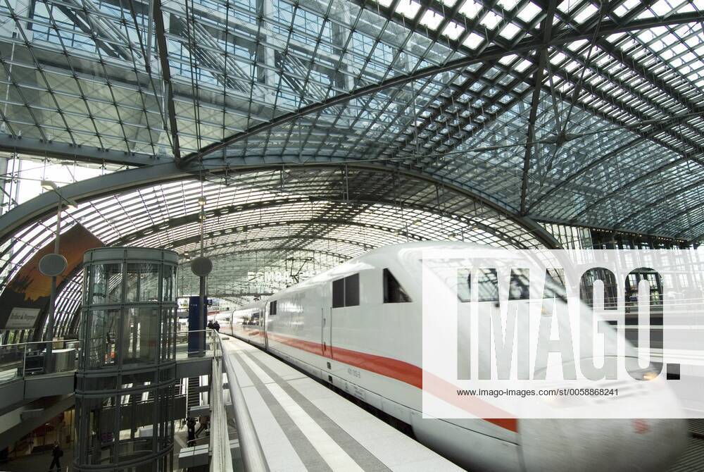ICE, Eroeffnung Hauptbahnhof Berlin DEU, Berlin, 26.05.2006 Lokomotive eines ICE Zuges der Deutschen Bundesbahn DB bei der Durchfahrt im Hauptbahnhof am Tag der Eroeffnung der feierlichen Eroeffnung des Hauptbahnhofes. Im Hintergrund die Stahlkonstruktion des Ost-West-Daches. Einweihung, Gebaeude, Wirtschaft, Symbol, Bahn, Eisenbahn, Schiene, Zug, Transport, Architektur, Europa. Train ICE of the German Railway company Deutsche Bundesbahn at the new station Hauptbahnhof at the day of the official opening. Transport, Traffic, Ecomomy, Germany, Europe.