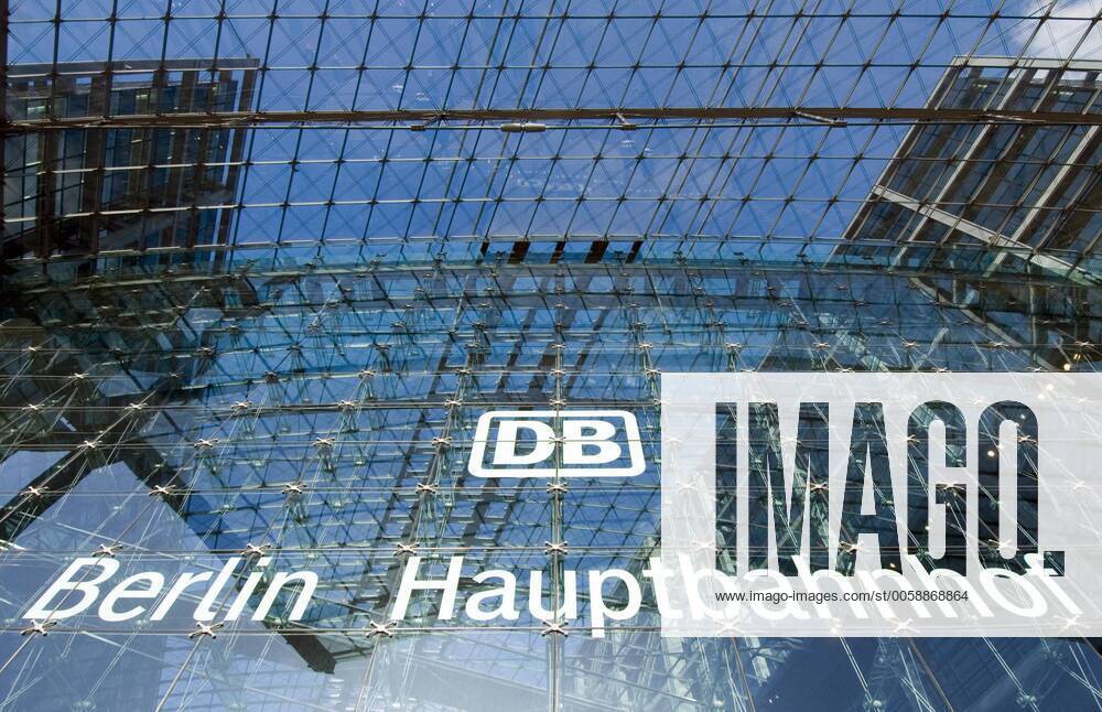 Hauptbahnhof Berlin DEU, Deutschland, Berlin, 07.02.2007 Eingang vom Bahnhofsgebaeude des Hauptbahnhof von Berlin . Architekt Meinhard von Gerkan, Hauptbahnhof, Gebaeude, Wirtschaft, Symbol, Bahn, Eisenbahn, Schiene, Transport, Europa, Architektur, Bau, Baugeschichte, Baustil, Bauwerk, Bahnhof, Bahnverkehr, Deutsche Bundesbahn, Deutsche Bahn, DB, Knotenpunkt, Verkehrsknoten, Gerkan, Infrastruktur, Knotenpunkt, Schiene, Schienenverkehr, Sehenswuerdigkeit, Spreebogen, Tiergarten, Verkehr, Verkehrsknoten, Wahrzeichen, Stadtansicht, Stadtlandschaft, Ansicht, Lehrter Bahnhof, QF Querformat. Innen. Station Hauptbahnhof of the German Railway company Deutsche Bundesbahn. By Architect Meinhard von Gerkan. Transport, Traffic, Ecomomy, Germany, Europe, architecture, building, buildings, cityscape, city, city landscape, economy, journey, large city, metropolis, multi-story building, multistoried bui