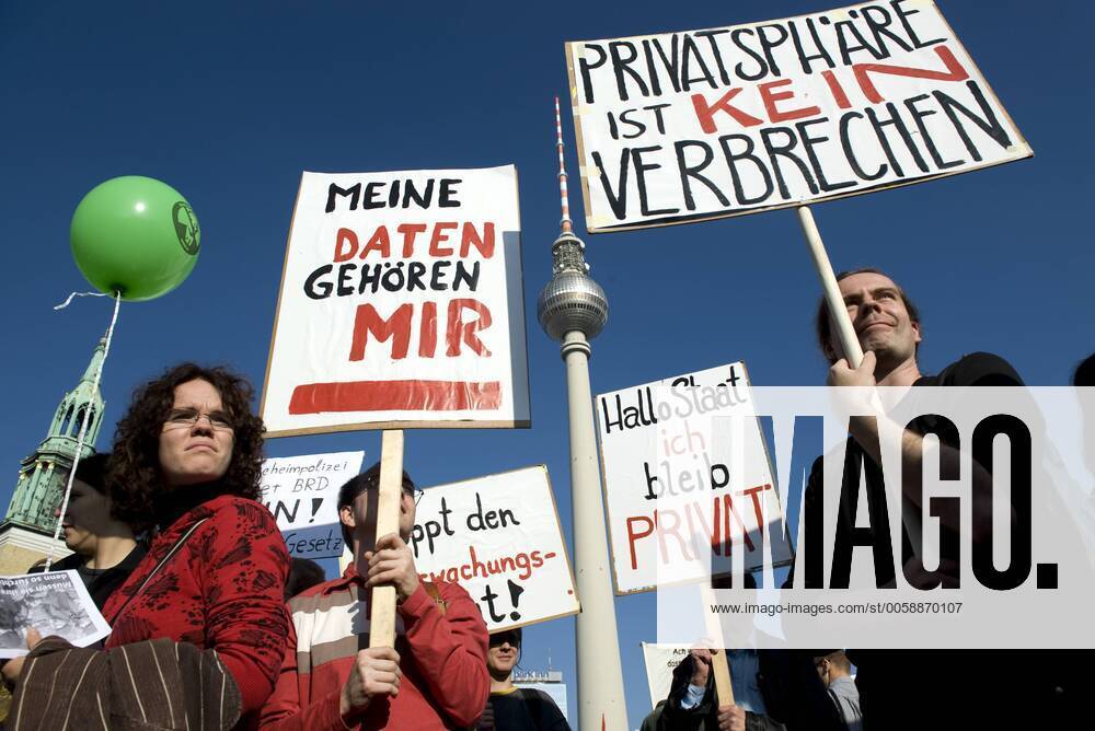 Demonstration Datenschutz, Berlin DEU, Deutschland, Berlin, 11.10.2008 Demonstration zum Datenschutz und gegen staatliche Ueberwachung unter dem Motto Freiheit statt Angst - Stoppt den Ueberwachungswahn in Berlin. Demonstranten mit Transparenten Meine Daten gehoeren mir. Protestaktion, Demonstation, Demo, Kundgebung, Deutschland, QF Querformat, datensicherheit, Kontrolle, kontrollieren, Mensch, Menschen, staat, staatlich, staatliche, staatlicher, staatliches, symbol, symbolik, Ueberwachung, ueberwachungsstaat, Datenmissbrauch, Datensicherung, Datenspeicherung, Informationsflut, Glaeserner Mensch, Datenmissbrauch, Datensammlung, Datenschutz, Demokratie, Gesellschaft, Grundrecht, Grundrechte, Kontrolle, Politik, polizeistaat, Protest, Rechtsstaat, Sicherheit, Ueberwachungsstaat, Vorratsdatenspeicherung, Privatsphaere, Vorratsdatenspeicherung, Daten, Privat. Demonstration against German go