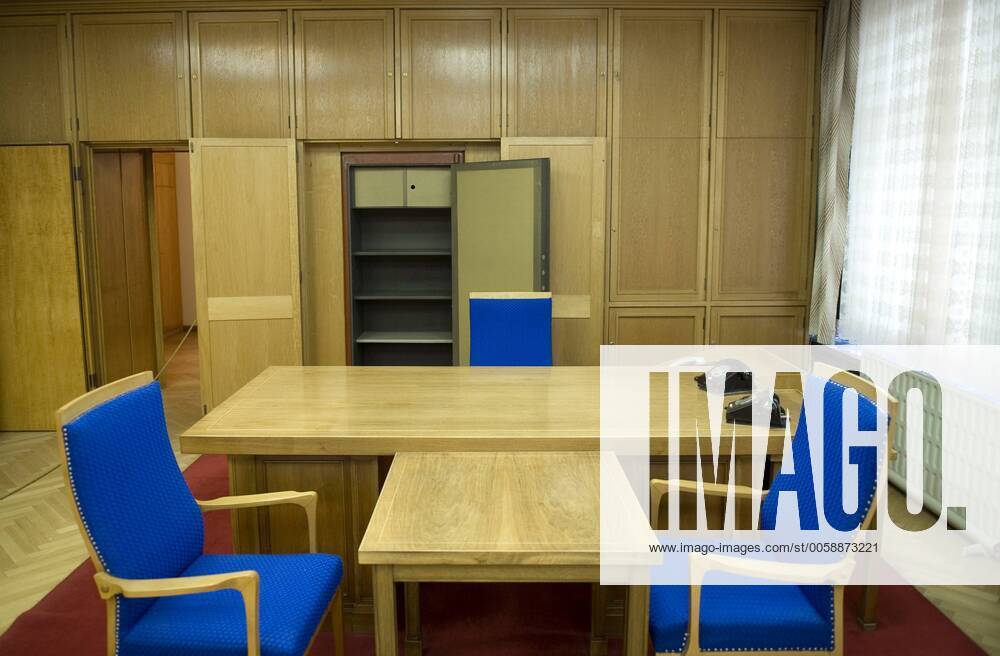 Stasi headquarter, Normannenstrasse Berlin DEU, Deutschland, Germany, Berlin, 05.10.2009 Arbeitszimmer und Buero mit Schreibtisch von Erich Mielke, letzter Minister fuer Staatssicherheit der DDR, im ehemaligen Ministerium fuer Staatssicherheit, MfS , in der Normannenstrasse in der Forschungs- und Gedenkstaette der Bundesbeauftragten fuer die Unterlagen der Staatssicherheit, BStu. Deutsche Demokratische Republik, Stasi, Gedenkstaette fuer die Opfer kommunistischer Gewaltherrschaft, Zeitgeschichte, Geschichte, Sozialismus, Verfolgung, Erinnerung, Deutschland, Berlin, Europa, Gedenken, deutsch, deutsche, Geschichte, geschichtlich, Nachkriegsgeschichte, Historie, historisch, Zeitgeschichte, Gesellschaft. Office of Erich Mielke, last minister for State Security, inside the documentation centre of the former east Germany s Headquarter of Ministry for State Security, MFS, Stasi. MfS or Ministry