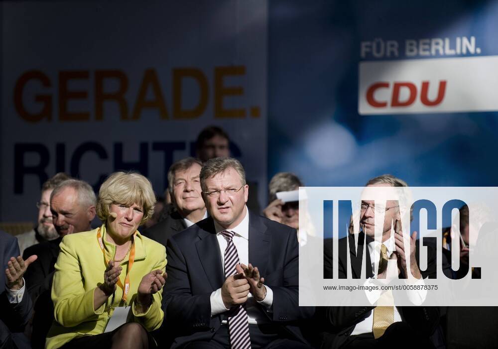 Landesparteitag CDU Berlin DEU, Deutschland, Germany, Berlin, 12.02.2011 Prof. Monika Gruetters, stv Vorsitzende, Frank Henkel, Landesvorsitzender der Berliner CDU, und Bernd Kroemer, Generalsekretaer (v.l.n.r.), auf dem Landesparteitag der Berliner CDU. Bundespolitik, Landespolitik, Deutsche Politik, 2011, QF Querformat, Krömer Wahl, Wahlen, Wahlkampf, Wahlkampftour, Fan, Landtagswahl Party congres of the Berliner CDU in Berlin. Politics, Germany, Politican.