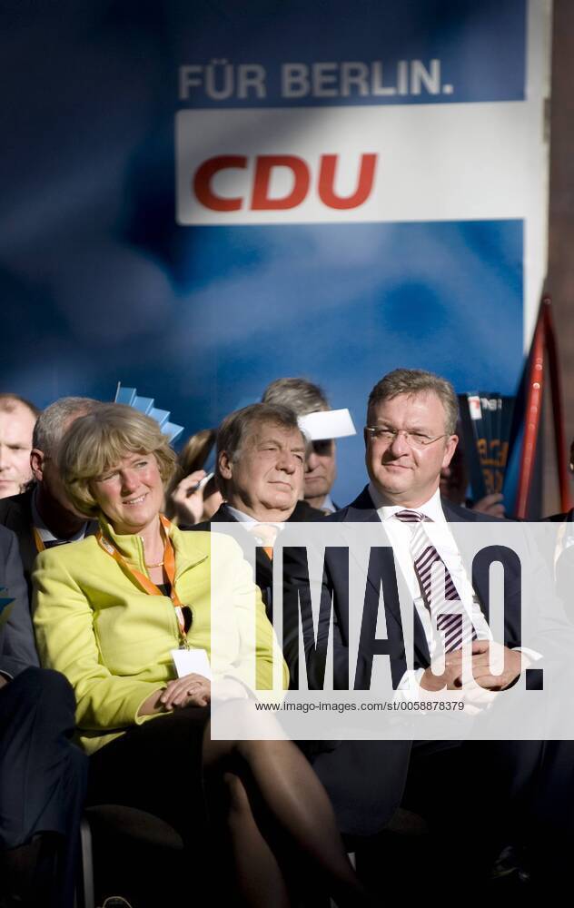 Landesparteitag CDU Berlin DEU, Deutschland, Germany, Berlin, 12.02.2011 Prof. Monika Gruetters, stv Vorsitzende, und Frank Henkel, Landesvorsitzender der Berliner CDU (rechts), auf dem Landesparteitag der Berliner CDU. Bundespolitik, Landespolitik, Deutsche Politik, 2011, HF Hochformat Wahl, Wahlen, Wahlkampf, Wahlkampftour, Fan, Landtagswahl Party congres of the Berliner CDU in Berlin. Politics, Germany, Politican.