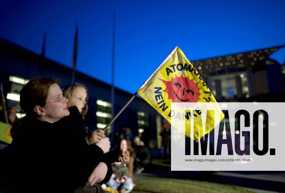 Mahnwache fuer den Atomausstieg DEU, Deutschland, Germany, Berlin, 21.03.2011 Fahne Atomkraft Nein Danke bei der Mahnwache fuer den Atomausstieg unter dem Motto Fukushima ist ueberall - Atomaussteig jetzt vor dem Bundeskanzleramt in Berlin. Die Mahnwachen finden bundesweit statt und erinnern an die Auswirkungen der Naturkatastrophe in Japan und das Desaster der japanischen Atomkraftwerke. Kundgebung gegen die Atompolitik der schwarz-gelben Koalition und der Bundesregierung. Atomkraft Nein Danke, Atomkraftgegner, Antiatombewegung, Anti-Atom-Demo, Antiatom, Anti-Atomkraft, Atomkraft, Atomkraftwerke, Anti-Atom, Anti-Atom-Bewegung, Atomenergie, Atompolitik, Anti, Atomenergie, Demonstration, demonstrieren, Demonstrant, Demonstranten, Atomkraftgegener, Kernkraft, Kernkraftwerk, Kernenergie, Atomlobby, Atomdemo, Kanzleramt, Atomdemonstration, Energie, Energiewirtschaft, Demo, Widerstand, Protes