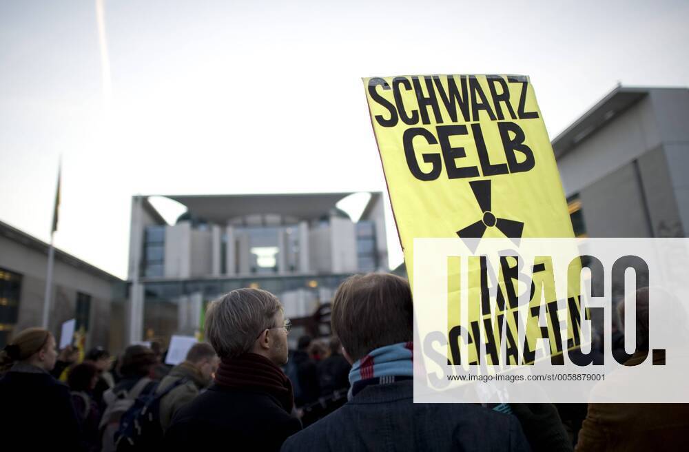 Mahnwache fuer den Atomausstieg DEU, Deutschland, Germany, Berlin, 21.03.2011 Mann mit Plakat gegen die CDU FDP Regierung Schwarz-Gelb abschalten - Atomkraft Nein Danke - bei der Mahnwache fuer den Atomausstieg unter dem Motto Fukushima ist ueberall - Atomaussteig jetzt vor dem Bundeskanzleramt in Berlin. Die Mahnwachen finden bundesweit statt und erinnern an die Auswirkungen der Naturkatastrophe in Japan und das Desaster der japanischen Atomkraftwerke. Kundgebung gegen die Atompolitik der schwarz-gelben Koalition und der Bundesregierung. Atomkraft Nein Danke, Atomkraftgegner, Antiatombewegung, Anti-Atom-Demo, Antiatom, Anti-Atomkraft, Atomkraft, Atomkraftwerke, Anti-Atom, Anti-Atom-Bewegung, Atomenergie, Atompolitik, Anti, Atomenergie, Demonstration, demonstrieren, Demonstrant, Demonstranten, Atomkraftgegener, Kernkraft, Kernkraftwerk, Kernenergie, Atomlobby, Atomdemo, Kanzleramt, Atomd