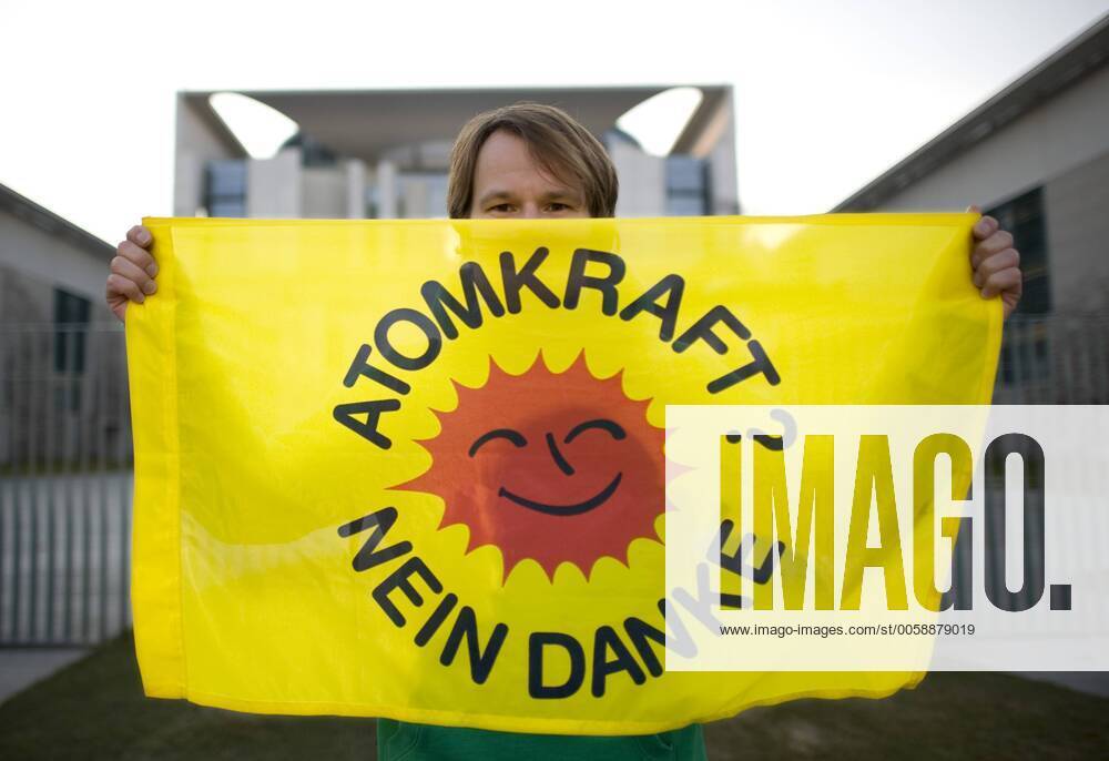 Mahnwache fuer den Atomausstieg DEU, Deutschland, Germany, Berlin, 21.03.2011 Fahne Atomkraft Nein Danke bei der Mahnwache fuer den Atomausstieg unter dem Motto Fukushima ist ueberall - Atomaussteig jetzt vor dem Bundeskanzleramt in Berlin. Die Mahnwachen finden bundesweit statt und erinnern an die Auswirkungen der Naturkatastrophe in Japan und das Desaster der japanischen Atomkraftwerke. Kundgebung gegen die Atompolitik der schwarz-gelben Koalition und der Bundesregierung. Atomkraft Nein Danke, Atomkraftgegner, Antiatombewegung, Anti-Atom-Demo, Antiatom, Anti-Atomkraft, Atomkraft, Atomkraftwerke, Anti-Atom, Anti-Atom-Bewegung, Atomenergie, Atompolitik, Anti, Atomenergie, Demonstration, demonstrieren, Demonstrant, Demonstranten, Atomkraftgegener, Kernkraft, Kernkraftwerk, Kernenergie, Atomlobby, Atomdemo, Kanzleramt, Atomdemonstration, Energie, Energiewirtschaft, Demo, Widerstand, Protes