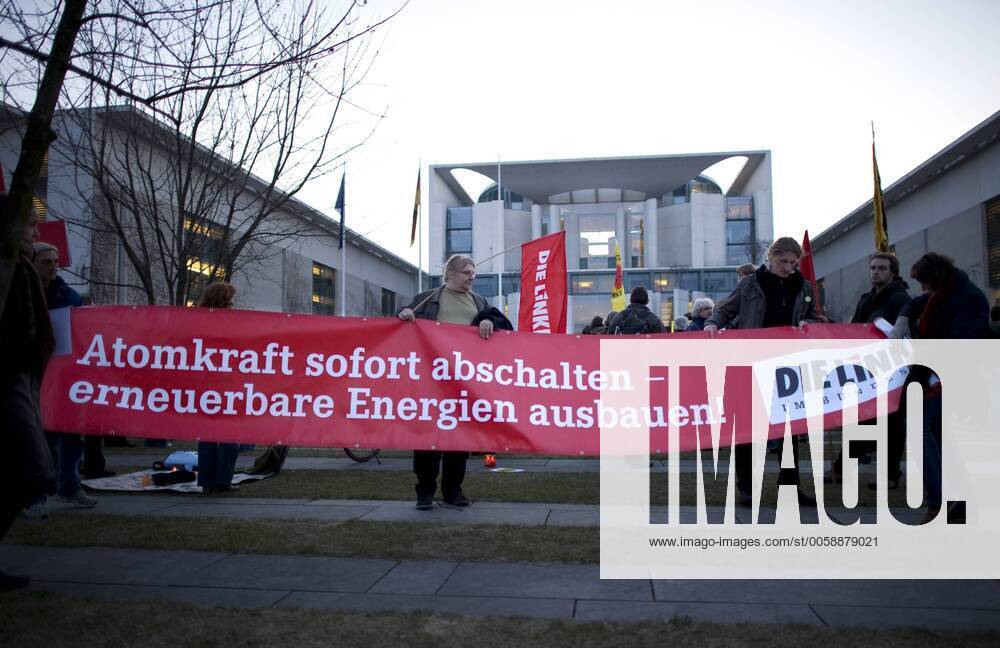 Mahnwache fuer den Atomausstieg DEU, Deutschland, Germany, Berlin, 21.03.2011 Plakat der Partei Die Linke, Linkspartei, Atomkraft sofort abschalten erneuerbare Energien ausbauen - Atomkraft Nein Danke - bei der Mahnwache fuer den Atomausstieg unter dem Motto Fukushima ist ueberall - Atomaussteig jetzt vor dem Bundeskanzleramt in Berlin. Die Mahnwachen finden bundesweit statt und erinnern an die Auswirkungen der Naturkatastrophe in Japan und das Desaster der japanischen Atomkraftwerke. Kundgebung gegen die Atompolitik der schwarz-gelben Koalition und der Bundesregierung. Atomkraft Nein Danke, Atomkraftgegner, Antiatombewegung, Anti-Atom-Demo, Antiatom, Anti-Atomkraft, Atomkraft, Atomkraftwerke, Anti-Atom, Anti-Atom-Bewegung, Atomenergie, Atompolitik, Anti, Atomenergie, Demonstration, demonstrieren, Demonstrant, Demonstranten, Atomkraftgegener, Kernkraft, Kernkraftwerk, Kernenergie, Atomlo