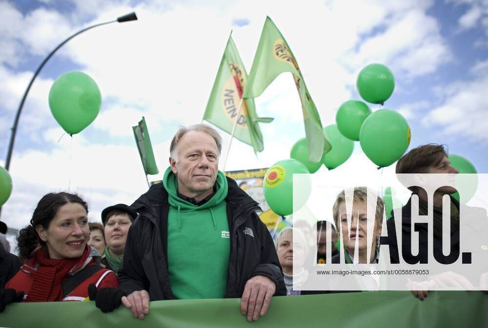 Demonstration fuer den Atomausstieg DEU, Deutschland, Germany, Berlin, 26.03.2011 Juergen Trittin und Renate Kuenast mit Bettina Jarasch und Daniel Wesener (rechts) bei der Demonstration mit ca 90.000 Menschen fuer den Atomausstieg unter dem Motto Fukushima mahnt alle AKWS Abschalten fuer einen sofortigen Ausstieg aus der Atomenergie in Berlin. Die bundesweiten Demonstrationen thematisieren die Auswirkungen der Naturkatastrophe in Japan und das Desaster der japanischen Atomkraftwerke. Kundgebung gegen die Atompolitik der schwarz-gelben Koalition und der Bundesregierung. Atomkraft Nein Danke, Atomkraftgegner, Antiatombewegung, Anti-Atom-Demo, Antiatom, Anti-Atomkraft, Atomkraft, Atomkraftwerke, Anti-Atom, Anti-Atom-Bewegung, Atomenergie, Atompolitik, Anti, Atomenergie, Demonstration, demonstrieren, Demonstrant, Demonstranten, Atomkraftgegener, Kernkraft, Kernkraftwerk, Kernkraftwerke, Ker