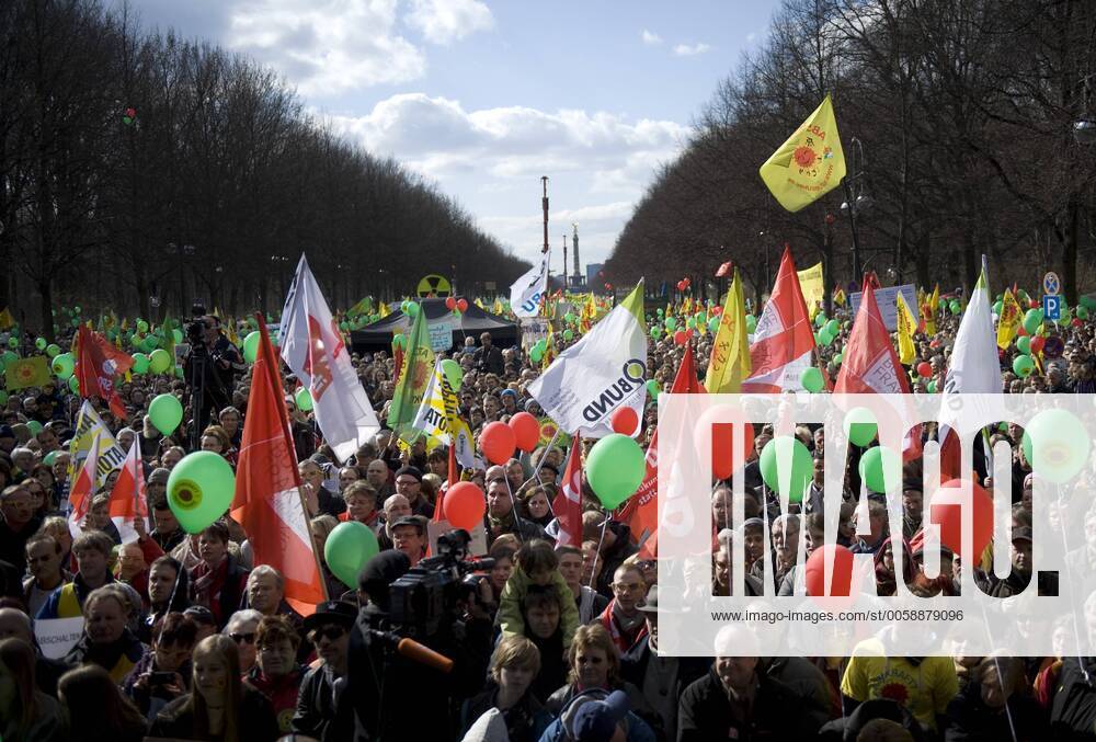 Demonstration fuer den Atomausstieg DEU, Deutschland, Germany, Berlin, 26.03.2011 Demonstranten bei der Demonstration mit ca 90.000 Menschen fuer den Atomausstieg unter dem Motto Fukushima mahnt alle AKWS Abschalten fuer einen sofortigen Ausstieg aus der Atomenergie in Berlin. Die bundesweiten Demonstrationen thematisieren die Auswirkungen der Naturkatastrophe in Japan und das Desaster der japanischen Atomkraftwerke. Kundgebung gegen die Atompolitik der schwarz-gelben Koalition und der Bundesregierung. Atomkraft Nein Danke, Atomkraftgegner, Antiatombewegung, Anti-Atom-Demo, Antiatom, Anti-Atomkraft, Atomkraft, Atomkraftwerke, Anti-Atom, Anti-Atom-Bewegung, Atomenergie, Atompolitik, Anti, Atomenergie, Demonstration, demonstrieren, Demonstrant, Demonstranten, Atomkraftgegener, Kernkraft, Kernkraftwerk, Kernkraftwerke, Kernenergie, Atomlobby, Atomdemo, Atomdemonstration, Energie, Energiewir