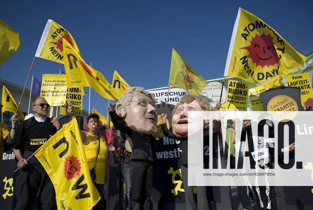 Mahnwache Atomkraft abschalten DEU, Deutschland, Germany, Berlin, 06.06.2011 Demonstranten vor einem Atomkraftwerk Brokdorf und Figuren von Merkel und Roesler aus Pappe beim Protest und der Mahnwache gegen die Laufzeitgarantie von AKW, fuer den sofortigen Atomausstieg unter dem Motto Atomkraft abschalten, Atomausstieg jetzt vor dem Bundeskanzleramt in Berlin. Die Kundgebung organisiert von Campact und anderen Antiatominitiativen fand anlaesslich der Kabinettsitzung statt, die den vorlaeufigen Atomausstieg verabschiedet. Campact fordert die Abschaltung aller Atomkraftwerke und erinnert an die Auswirkungen der Naturkatastrophe in Japan und das Desaster der japanischen Atomkraftwerke. Kundgebung gegen die Atompolitik der schwarz-gelben Koalition und der Bundesregierung. Atomkraft Nein Danke, Atomkraftgegner, Antiatombewegung, Anti-Atom-Demo, Antiatom, Anti-Atomkraft, Atomkraft, Atomkraftwer