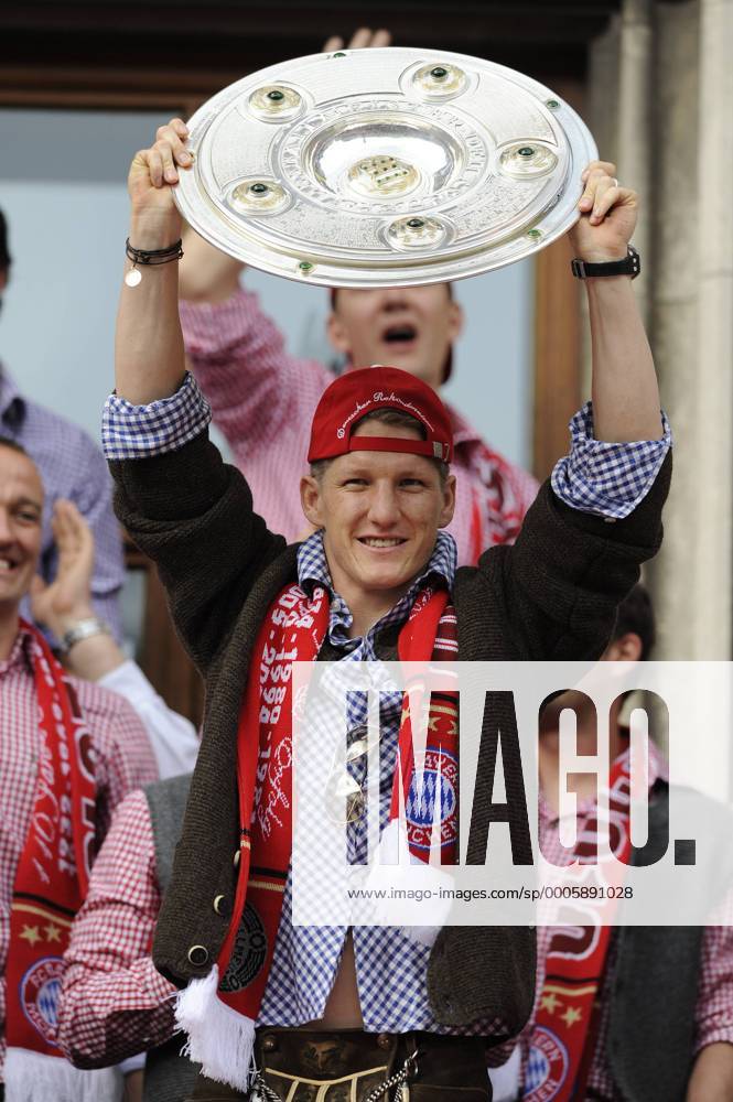 Bastian SCHWEINSTEIGER (Bayern). FC Bayern München ist Deutscher Meister 2009 2010, Meisterschaftsfeier, Feier, Marienplatz, Rathausbalkon, 09.05.2010. o0 Jubel, Freude Schale, Meisterschale Pokal, Trophäe, Objekte