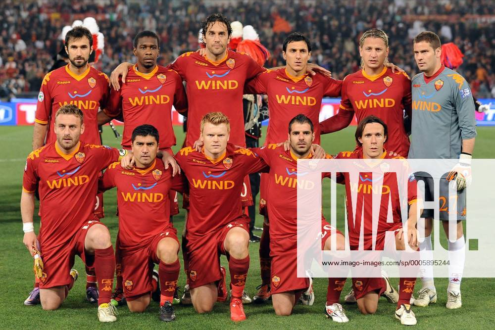 Mannschaftsbild AS Roma hi.v.li.: Mirko Vucinic, Juan, Luca Toni, Nicolas Burdisso, Philippe Mexes, Julio Sergio; vorn: Daniele De Rossi, David Pizarro, John Arne Riise, Simone Perrotta, Rodrigo Taddei ANDREAXSTACCIOLI