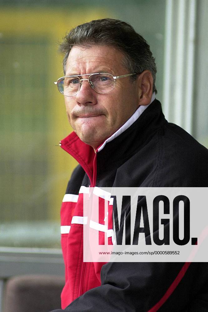 Trainer Eberhard Vogel (Dresdner SC) skeptisch Fußball Herren Regionalliga Nord, Saison 2002 2003, 3. Liga, Paderborn - Dresdner SC, DSC 2:0, Vdig Einzelbild Hermann-Löns-Stadion Paderborn Nachdenklichkeit, Skepsis