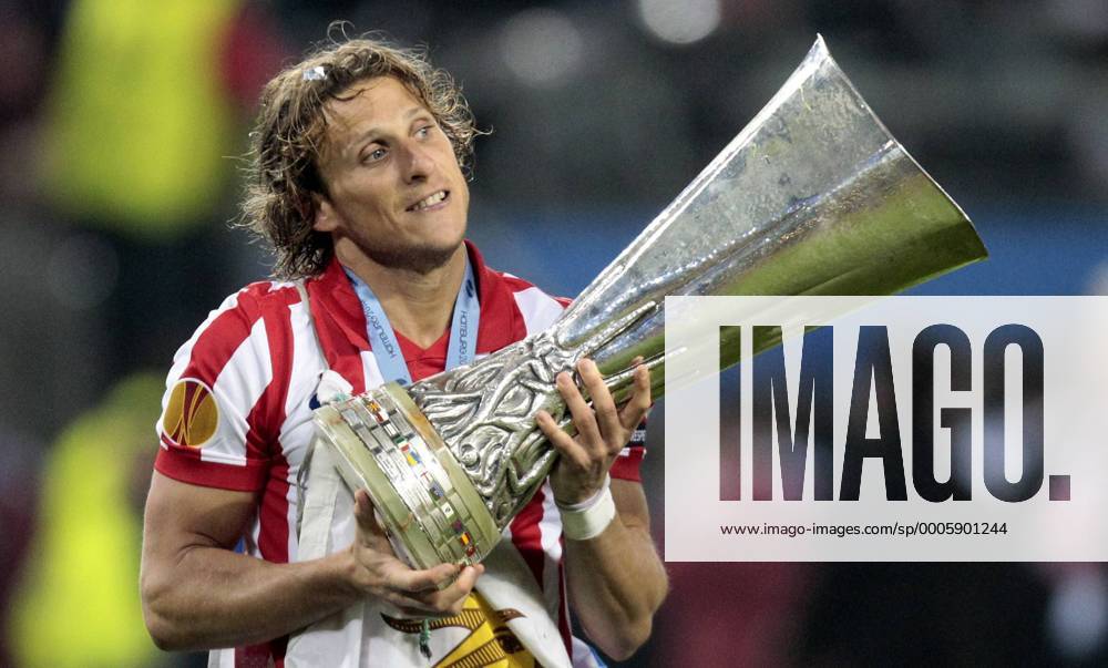 Diego Forlan, Madrid, mit dem Pokal --- Club Atletico Madrid-Fulham FC Finale Europa League 2:1 Hamburg, 12.5.2010 o0 Trophäe Objekte Pokal Sieg Europapokalsieg Jubel Freude