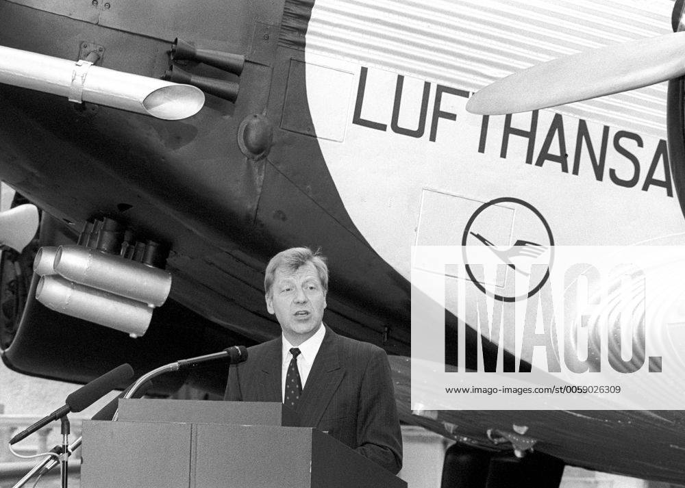 Eberhard Diepgen (CDU), Regierender Bürgermeister von Berlin eröffnet die Ausstellung Lilienthal und seine Erben im Hamburger Bahnhof, veranstaltet vom Museum für Verkehr und Technik