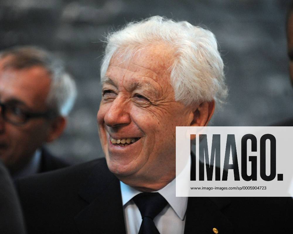 Fussball International, Bewerbung für die FIFA WM 2018 und die FIFA WM 2022 14.05.2010 Delegation Australien uebergibt ihre WM Bewerbung: Frank Lowy, Chairman des australischen Fußballverbands FFA Weltmeisterschaftsbewerbung o0 Funktionär Freude