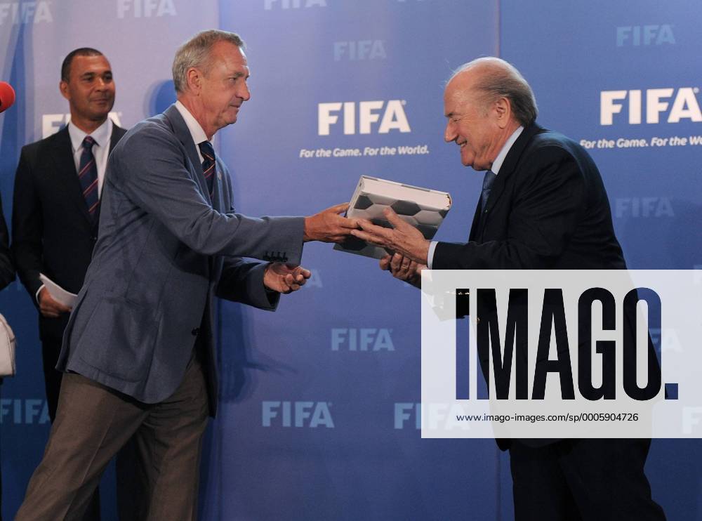 Fussball International, Bewerbung für die FIFA WM 2018 und die FIFA WM 2022 14.05.2010 Delegation Holland Belgien uebergibt ihre WM Bewerbung: Botschafter des Bewerbungskomitees Johan Cruyff (NED, li) und FIFA Praesident Joseph S. Blatter (SUI) Weltmeisterschaftsbewerbung o0 Funktionär Sepp