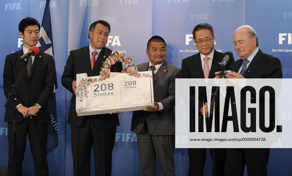 Fussball International, Bewerbung für die FIFA WM 2018 und die FIFA WM 2022 14.05.2010 Delegation Japan: FA Praesident Motoaki Inukai (2.v.re) uebergibt FIFA Praesident Joseph S. Blatter (SUI, re) das Bewerbungsbuch; Kohzo Tashima (li, FA Generalsekretaer) mit Takato Maruyama (2.v.re, Bewerbungs Direktor) und Suminori Gokoh (Bewerbungschef) Weltmeisterschaftsbewerbung o0 Funktionär Sepp