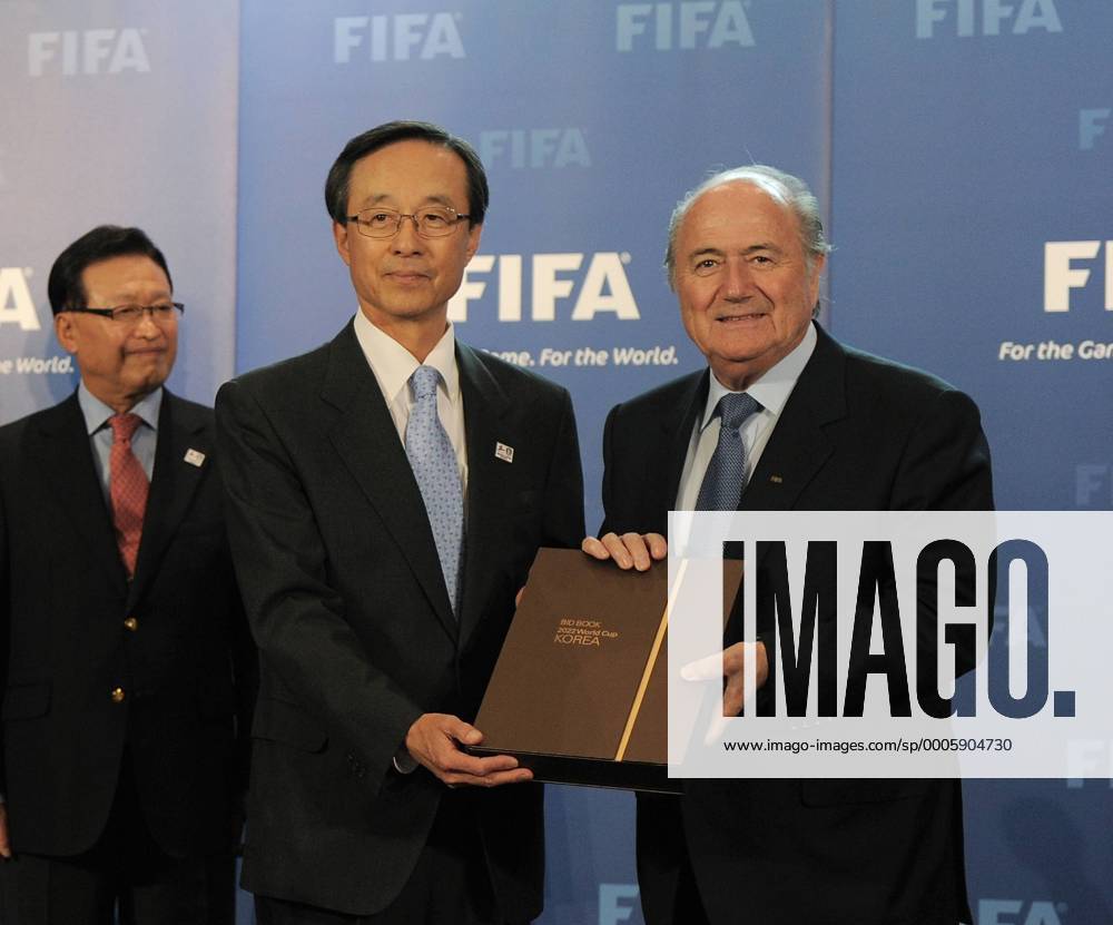 Fussball International, Bewerbung für die FIFA WM 2018 und die FIFA WM 2022 14.05.2010 Delegation Südkorea: Chairman Sung-joo Han (Mitte) uebergibt FIFA Praesident Joseph S. Blatter (SUI, re) das Bewerbungsbuch. Weltmeisterschaftsbewerbung o0 Funktionär Sepp Korea