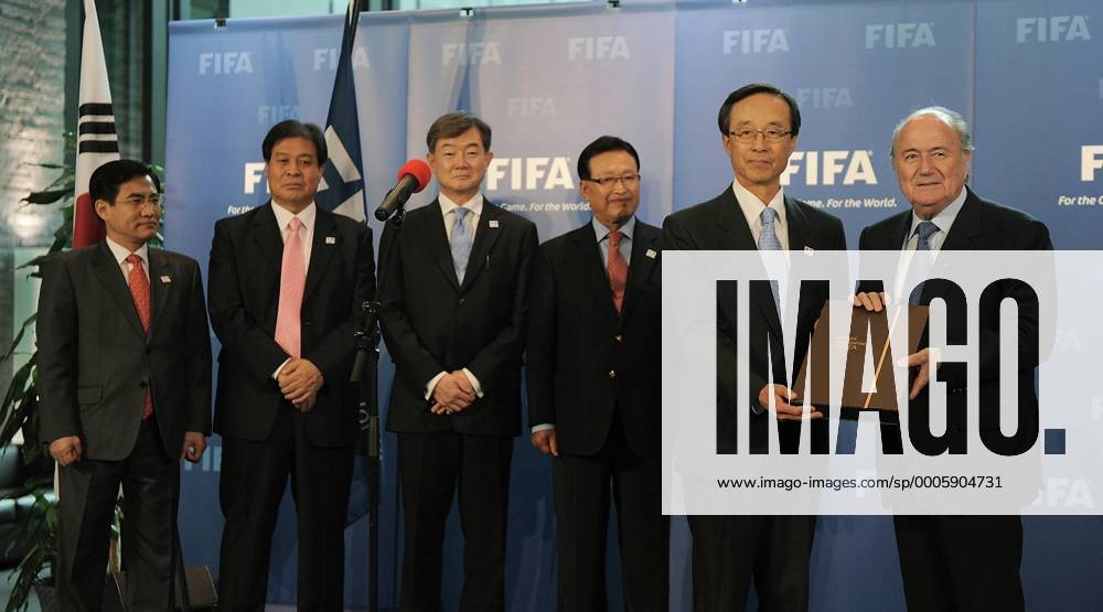 Fussball International, Bewerbung für die FIFA WM 2018 und die FIFA WM 2022 14.05.2010 Delegation Korea: Chairman Sung-joo Han (2.v.re) uebergibt FIFA Praesident Joseph S. Blatter (SUI, re) das Bewerbungsbuch; Jaebum Kim, Dong-dae Kim, Dae-won Suh, FA Korea Praesident Chung-yun Cho (v.li.) Weltmeisterschaftsbewerbung, Südkorea o0 Funktionär Sepp