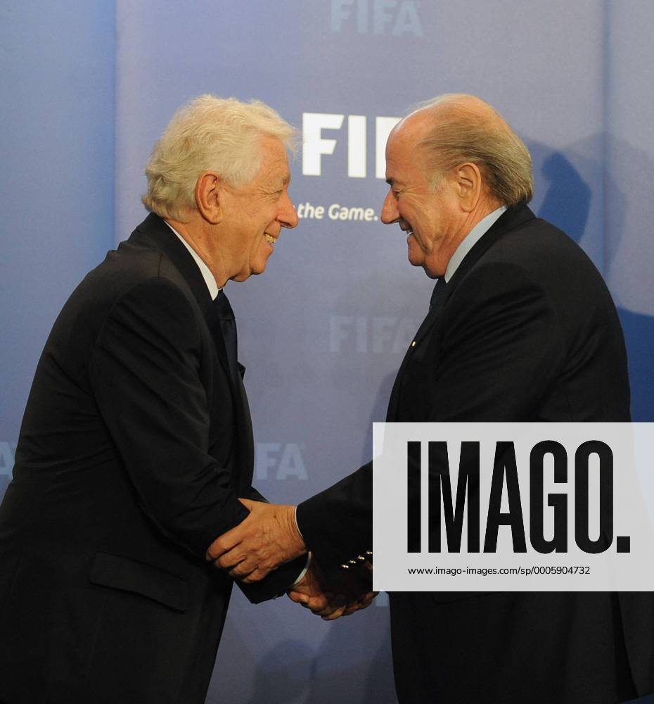 Fussball International, Bewerbung für die FIFA WM 2018 und die FIFA WM 2022 14.05.2010 Delegation Australien uebergibt ihre WM Bewerbung: FFA Chairman Frank Lowy (li) mit FIFA Praesident Joseph S. Blatter (SUI) Weltmeisterschaftsbewerbung o0 Funktionär Sepp Freude Harmonie