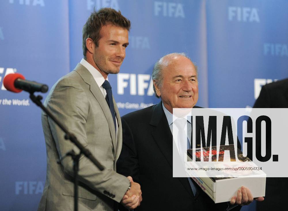 Fussball International, Bewerbung für die FIFA WM 2018 und die FIFA WM 2022 14.05.2010 Delegation England uebergibt ihre WM Bewerbung: David Beckham, Vizepräsident des englischen Bewerbungskomitees (li) mit FIFA Praesident Joseph S. Blatter (SUI) Weltmeisterschaftsbewerbung o0 Funktionär Sepp