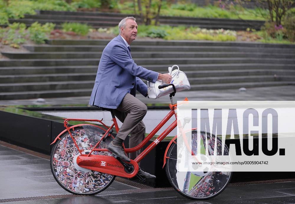 Fussball International, Bewerbung für die FIFA WM 2018 und die FIFA WM 2022 14.05.2010 Delegation Holland Belgien Botschafter des Bewerbungkomitee Holland Belgien; Johan Cruyff (NED) kommt auf einem Hollandrad mit Bewerbungsbuch am Home of FIFA an. Weltmeisterschaftsbewerbung o0 Fahrrad Einzelbild Freisteller