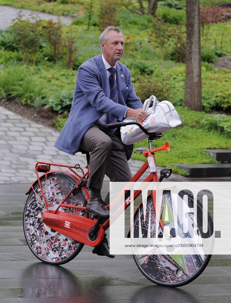 Fussball International, Bewerbung für die FIFA WM 2018 und die FIFA WM 2022 14.05.2010 Delegation Holland Belgien Botschafter des Bewerbungkomitee Holland Belgien; Johan Cruyff (NED) kommt auf einem Hollandrad mit Bewerbungsbuch am Home of FIFA an. Weltmeisterschaftsbewerbung o0 Fahrrad Einzelbild Freisteller Fußballfieber