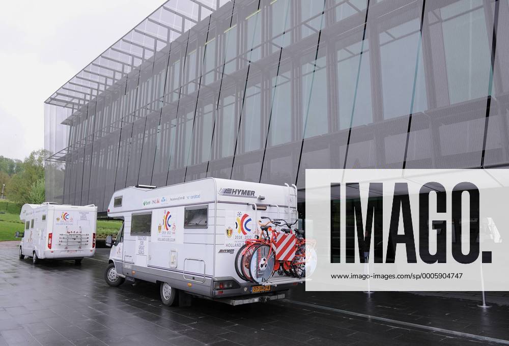 Fussball International, Bewerbung für die FIFA WM 2018 und die FIFA WM 2022 14.05.2010 Delegation Holland Belgien faehrt mit Wohnmobilen beim Home of FIFA vor. Weltmeisterschaftsbewerbung o0 Objekte Wohnmobil landestypisch typical