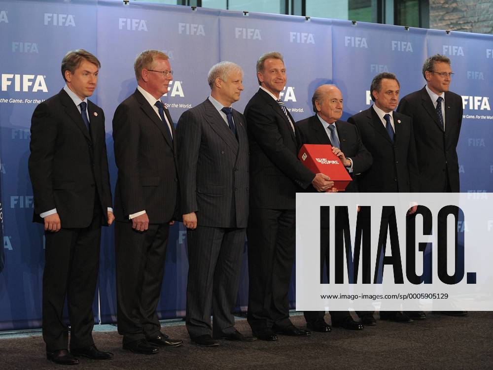 Fussball International, Bewerbung für die FIFA WM 2018 und die FIFA WM 2022 14.05.2010 Delegation Russland uebergibt ihre WM Bewerbung: CEO Bewerbungskomitee Alexey Sorokin, Russischer Botschafter in der Schweiz Igor Bratchikov, Praesident Russischer Fussballverband Sergey Fursenko, Vize Premierminister Igor Shuvalov, FIFA Praesident Joseph S. Blatter (SUI), Sportminister Vitaly Mutko und FIFA Generalsekretaer Jerome Valcke (FRA) (v.li.) Weltmeisterschaftsbewerbung o0 people Politik Funktionär Sepp