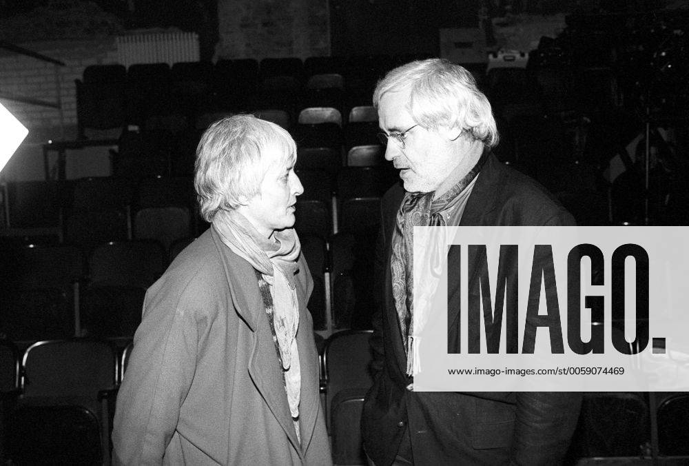 Kultursenator Ulrich Roloff-Momin (FDP) im autonomen Kulturzentrum Tacheles in Berlin