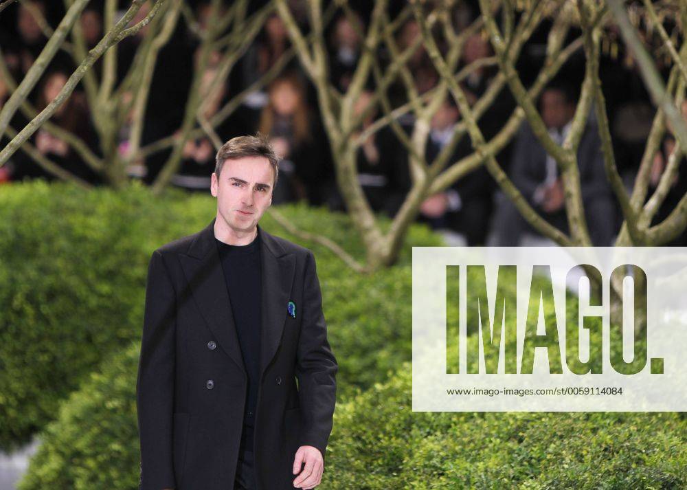 (130121) -- PARIS, Jan. 21, 2012 (Xinhua) -- Belgian designer Raf Simons acknowledges the audience at the end of the Haute Couture Spring-Summer 2013 collection show for French fashion house Christian Dior in Paris, France, Jan. 21, 2013. (Xinhua Gao Jing) FRANCE-PARIS-FASHION-HAUTE COUTURE-DIOR
